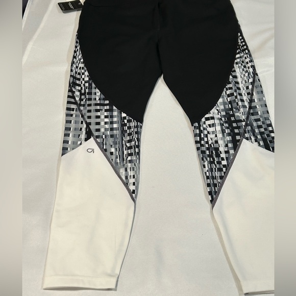 Brand new GapFit leggings high rise fitted through the leg in black,white, gray. - Picture 2 of 12